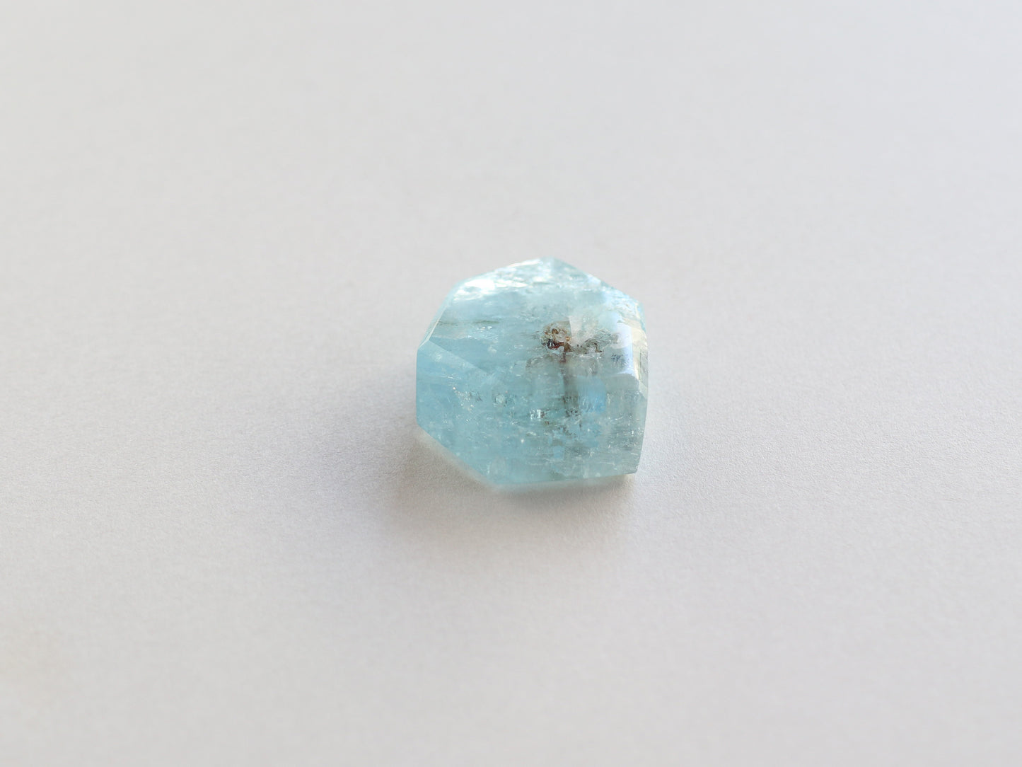 カンチェンジュンガ産トルマリン、レインボー入りアクアマリン ルース PN:AQ-29