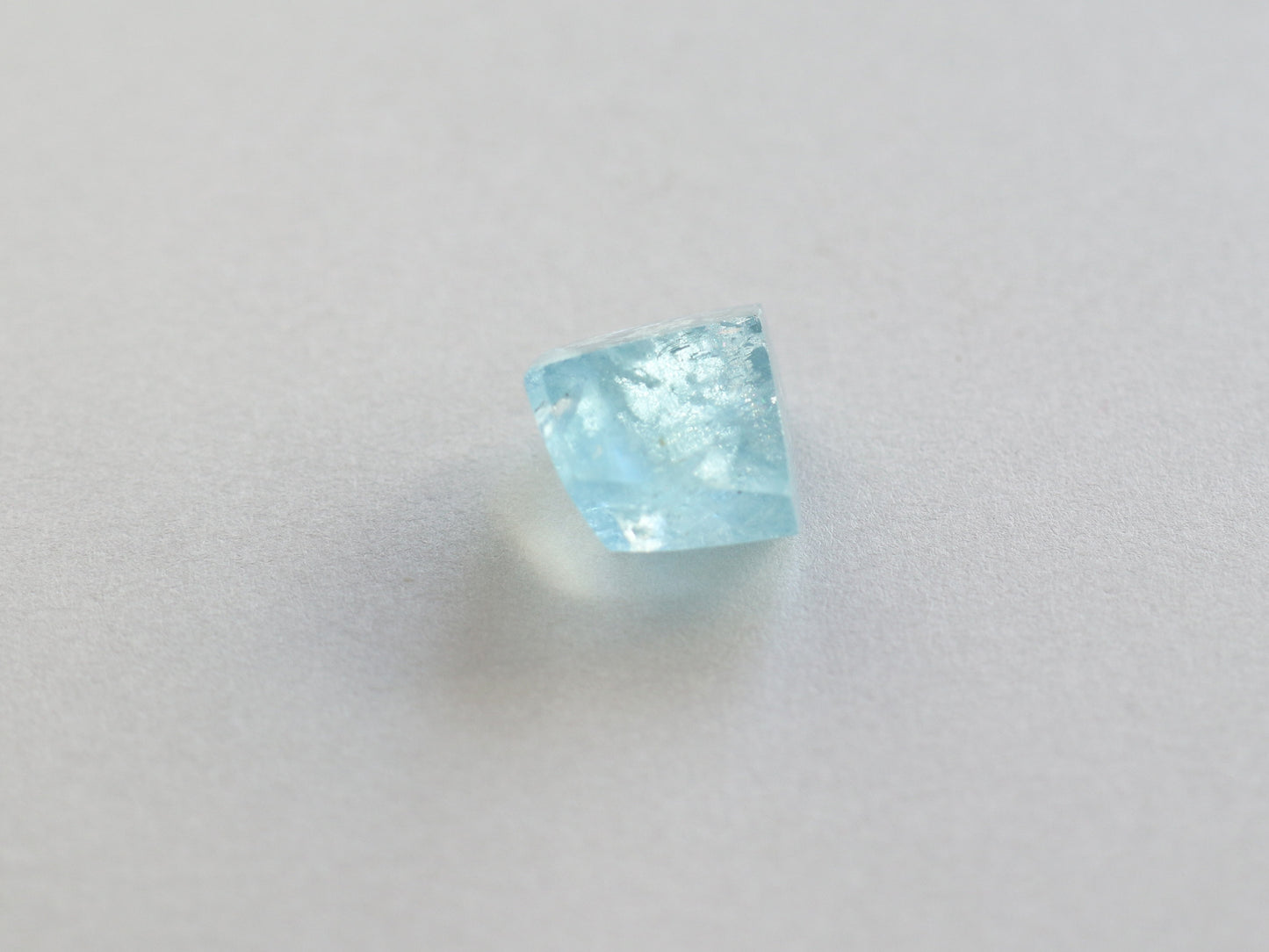 カンチェンジュンガ産レインボーアクアマリン ルース PN:AQ-2