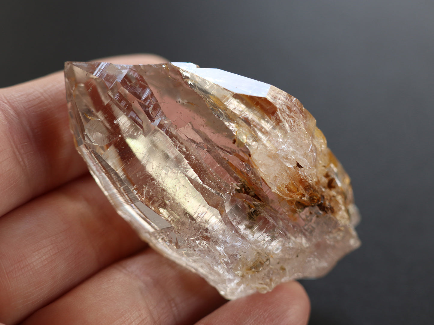 ガネーシュヒマール産ヒマラヤ水晶イエロー水晶、マウンテンシャドー原石PN:GG-324