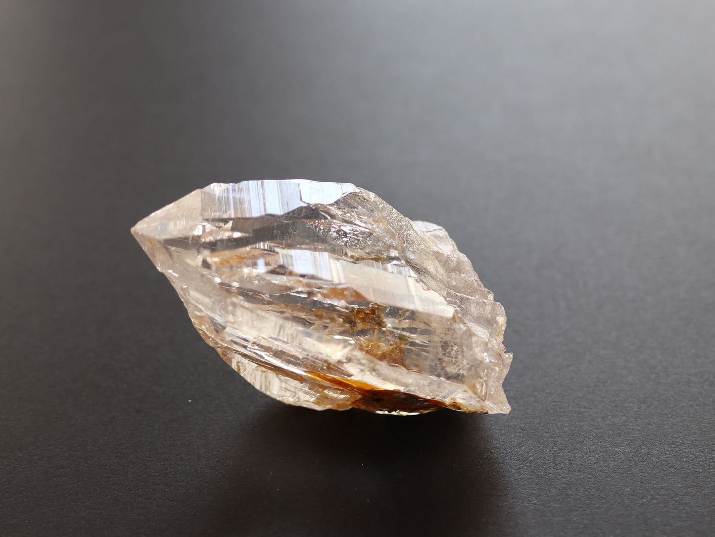 ガネーシュヒマール産ヒマラヤ水晶イエロー水晶、マウンテンシャドー原石PN:GG-324