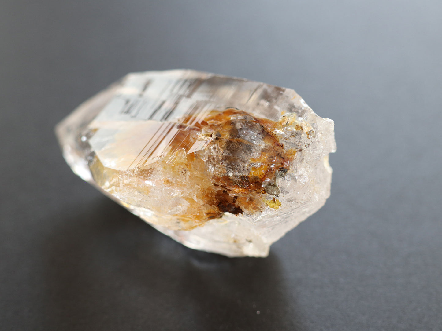 ガネーシュヒマール産ヒマラヤ水晶イエロー水晶、マウンテンシャドー原石PN:GG-324