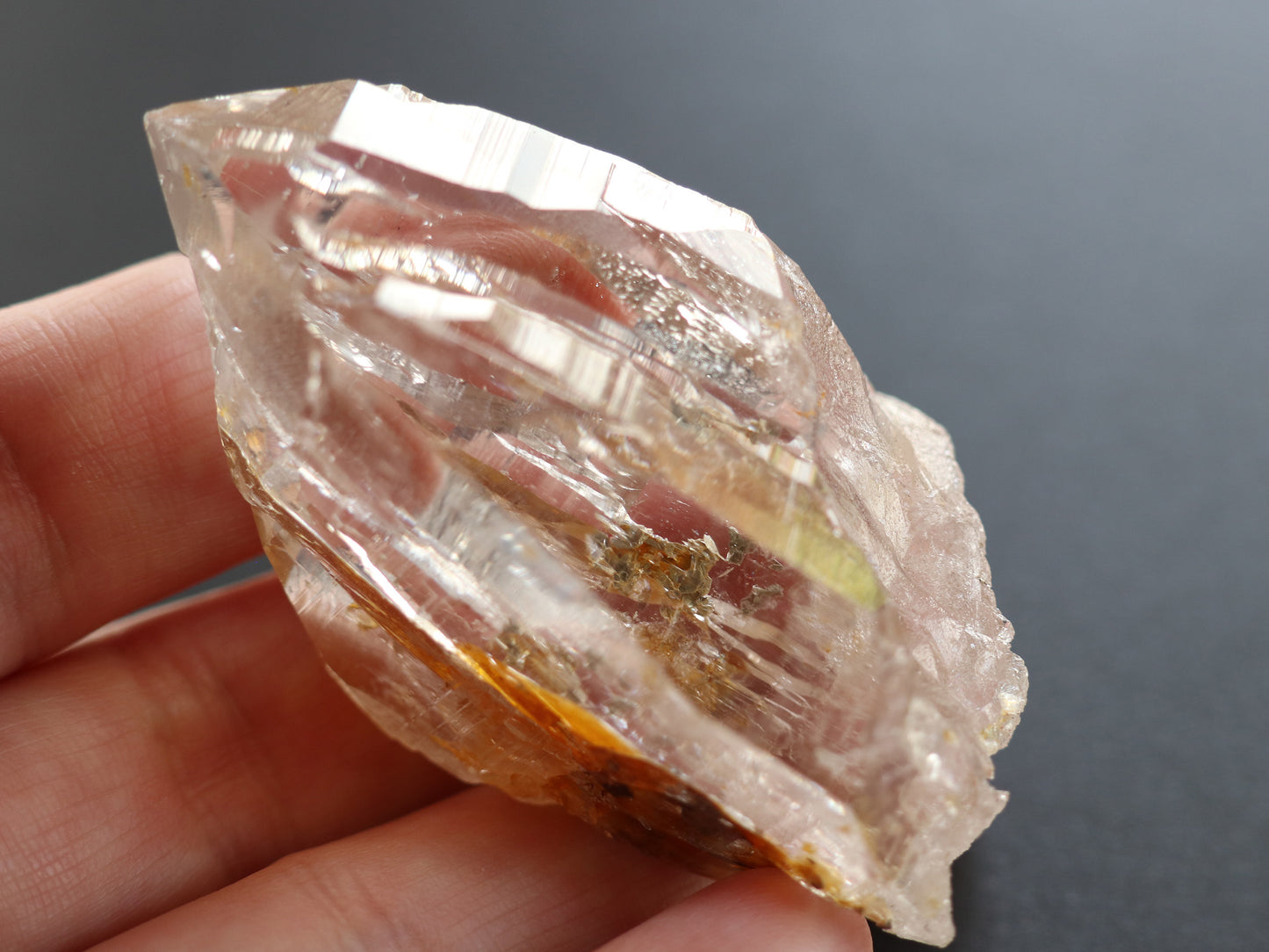 ガネーシュヒマール産ヒマラヤ水晶イエロー水晶、マウンテンシャドー原石PN:GG-324
