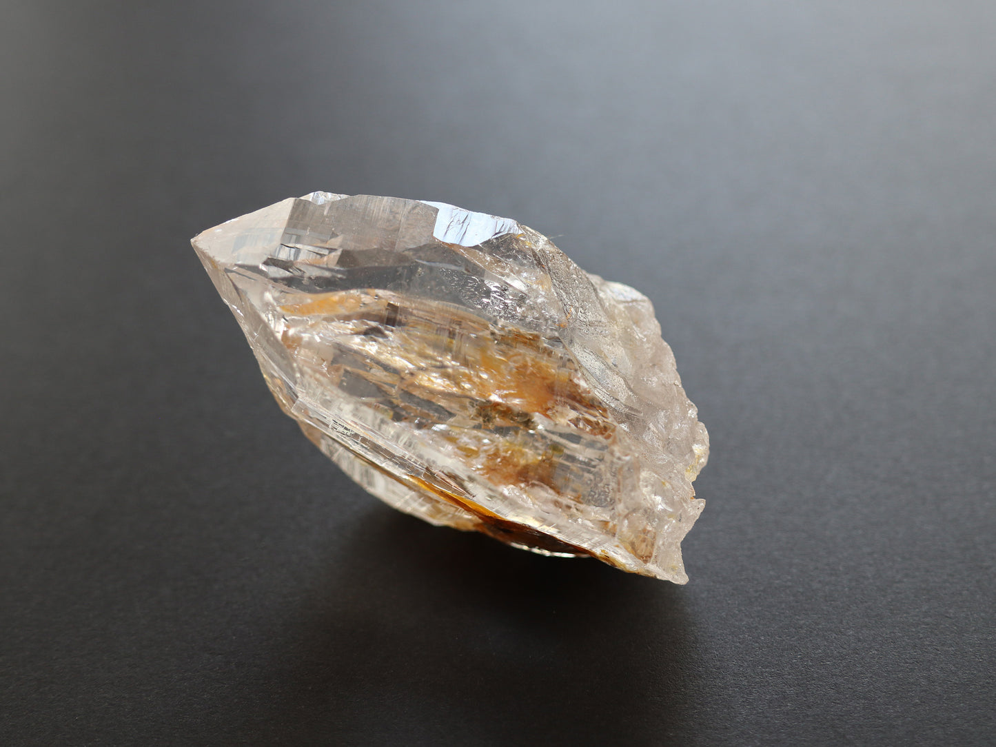 ガネーシュヒマール産ヒマラヤ水晶イエロー水晶、マウンテンシャドー原石PN:GG-324
