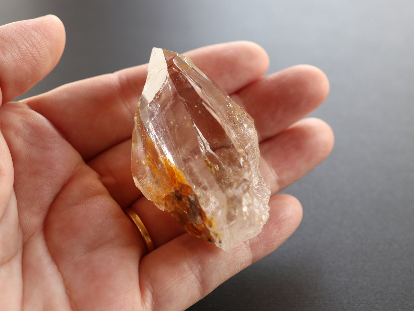 ガネーシュヒマール産ヒマラヤ水晶イエロー水晶、マウンテンシャドー原石PN:GG-324