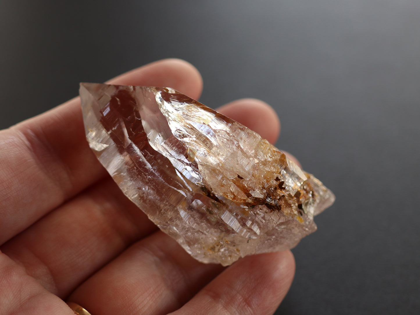ガネーシュヒマール産ヒマラヤ水晶イエロー水晶、マウンテンシャドー原石PN:GG-324