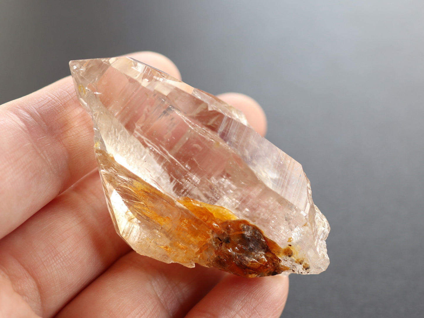 ガネーシュヒマール産ヒマラヤ水晶イエロー水晶、マウンテンシャドー原石PN:GG-324