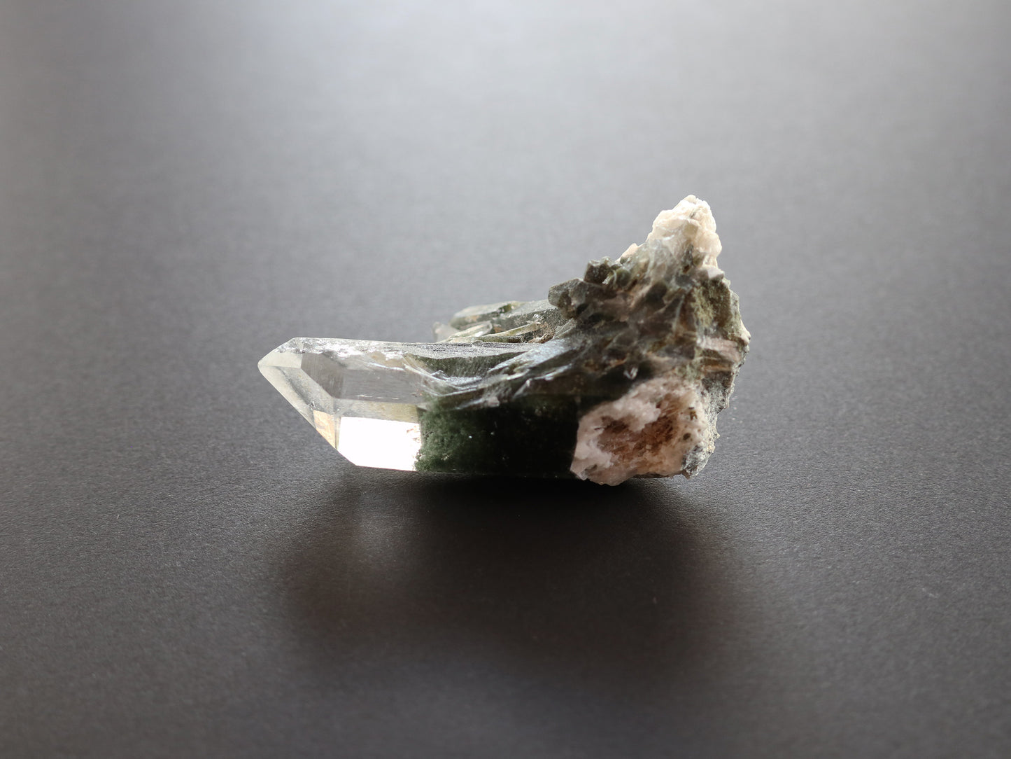 ガネーシュヒマール産ヒマラヤ水晶ガーデンクォーツ、クロライト原石PN:GG-439