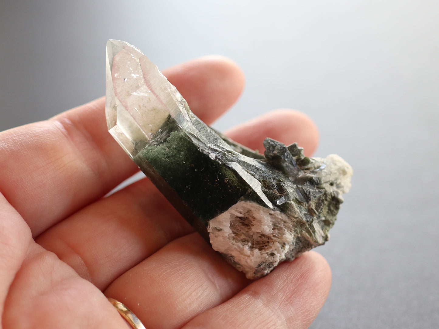 ガネーシュヒマール産ヒマラヤ水晶ガーデンクォーツ、クロライト原石PN:GG-439