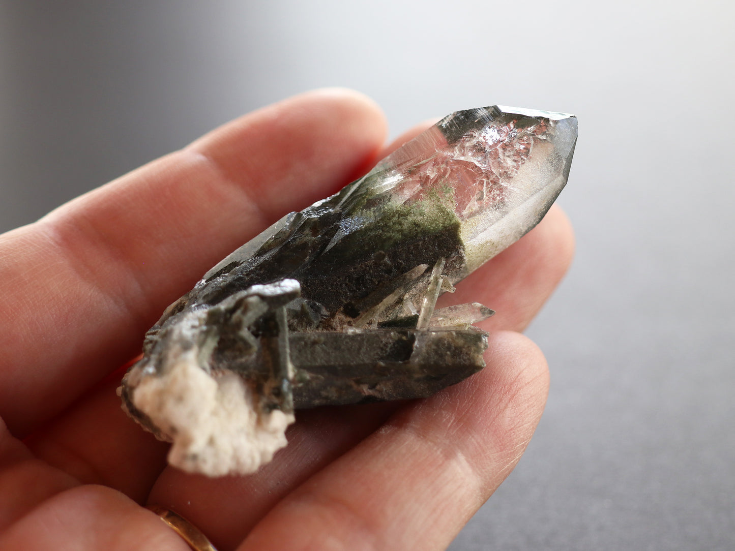 ガネーシュヒマール産ヒマラヤ水晶ガーデンクォーツ、クロライト原石PN:GG-439
