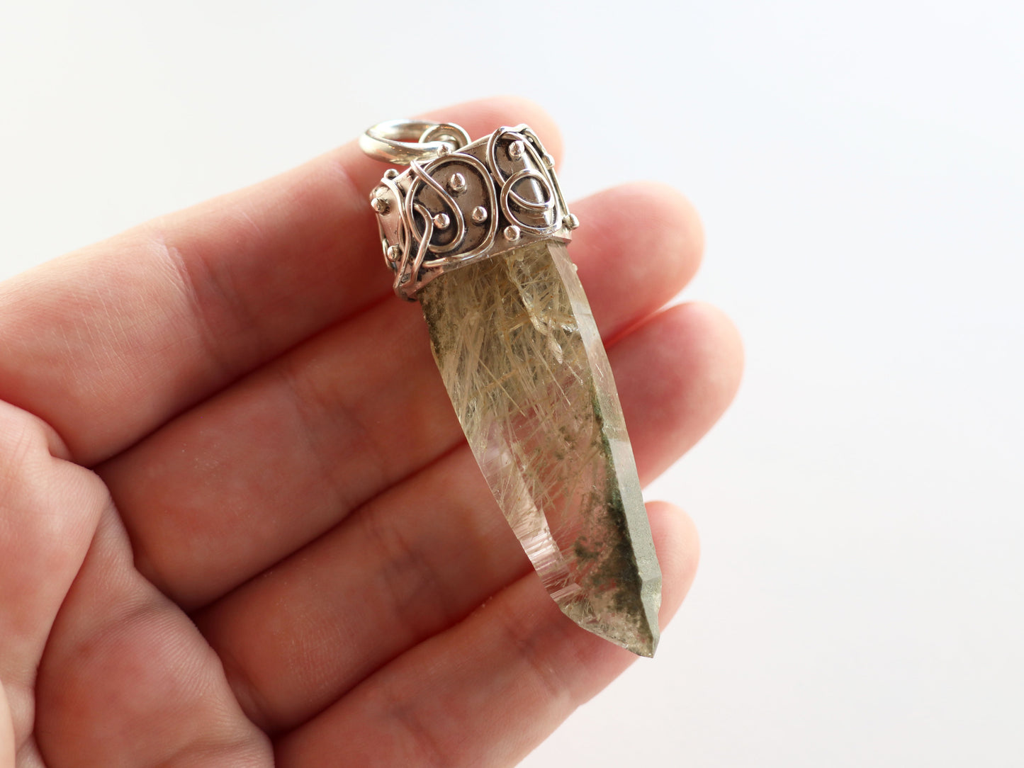 (アイビーデザイン)ヒマラヤガネーシュヒマール産クロライト、ゴールデンルチル入り原石ペンダントトップPN:HCS-I34