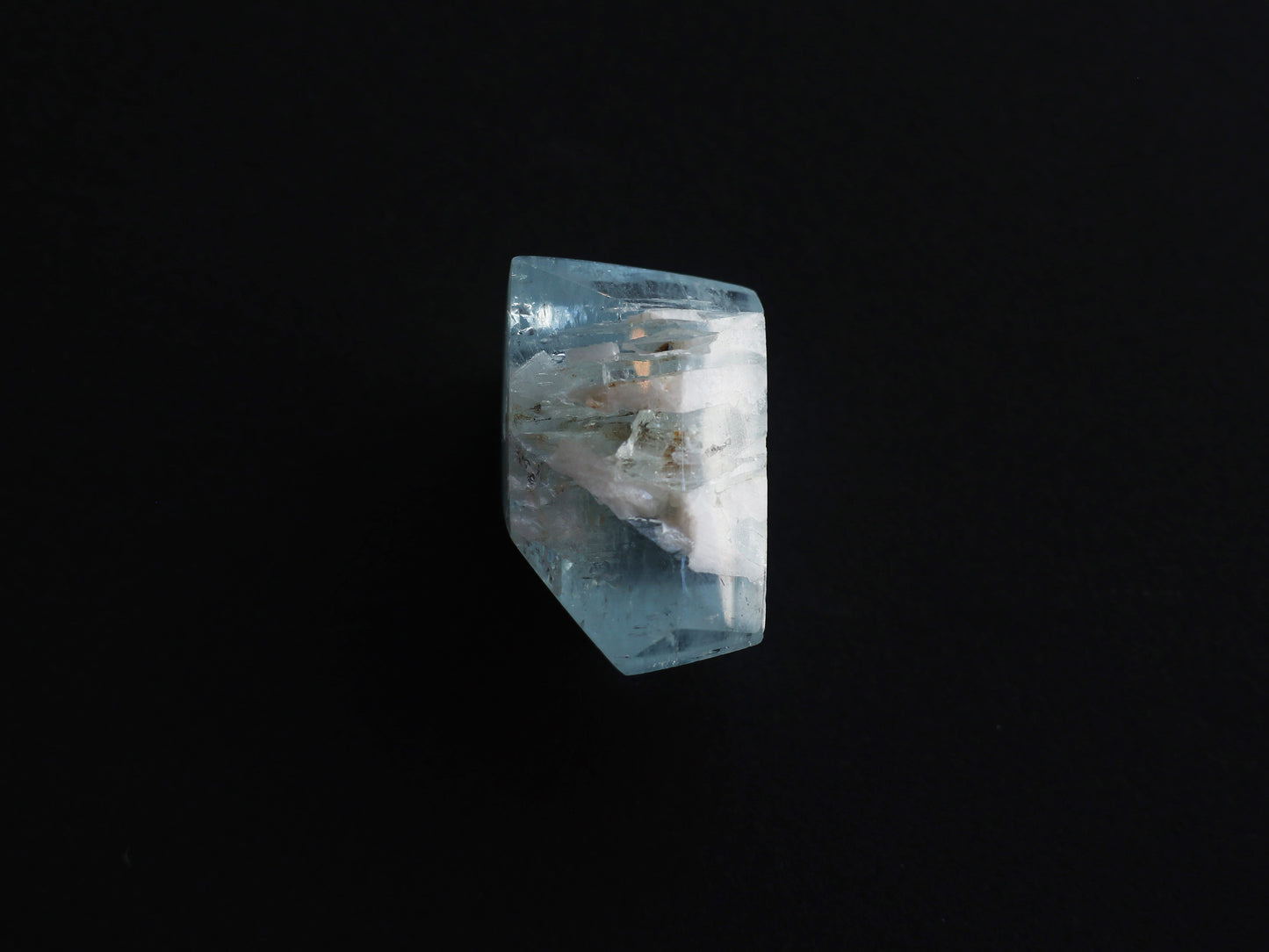 カンチェンジュンガ産レインボーアクアマリン ルース PN:AQ-26