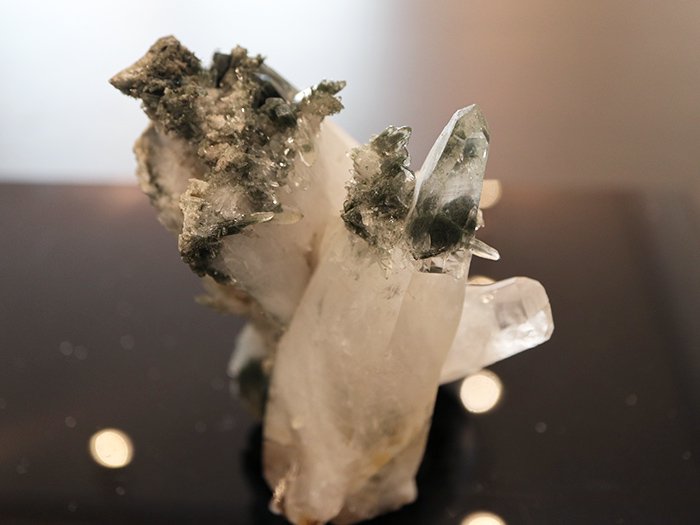 ガネーシュヒマール産バーナクルクロライト水晶原石