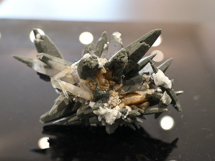 ガネーシュヒマール産ヘマタイト付きグリーンクラスター水晶