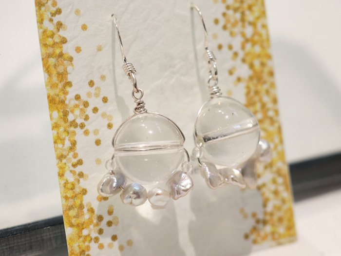 【おひげシリーズ】ガネーシュヒマール産ヒマラヤ水晶球&淡水パールSV925ピアス