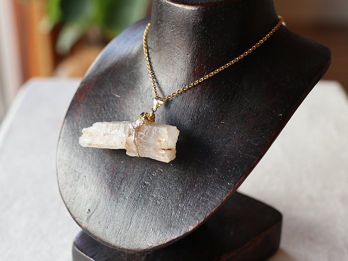 (14KGFワイヤーワーク)ガネーシュヒマール産ヒマラヤ水晶、セルフフィール原石ドペンダントトップ