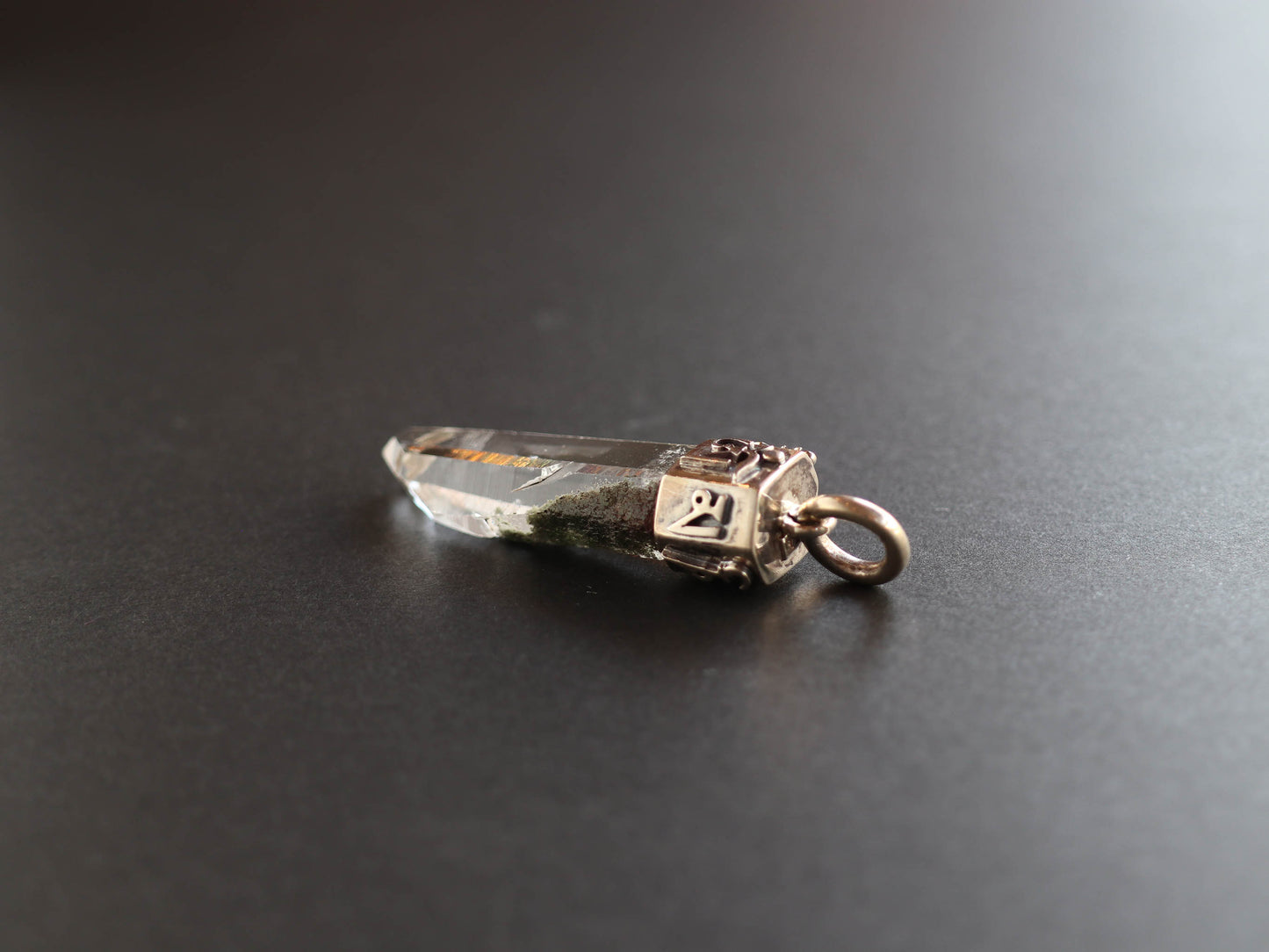 (梵字デザイン)ガネーシュヒマール産クロライト入り(ガーデンクォーツ)ヒマラヤ水晶ペンダントトップPN:HCS-B3