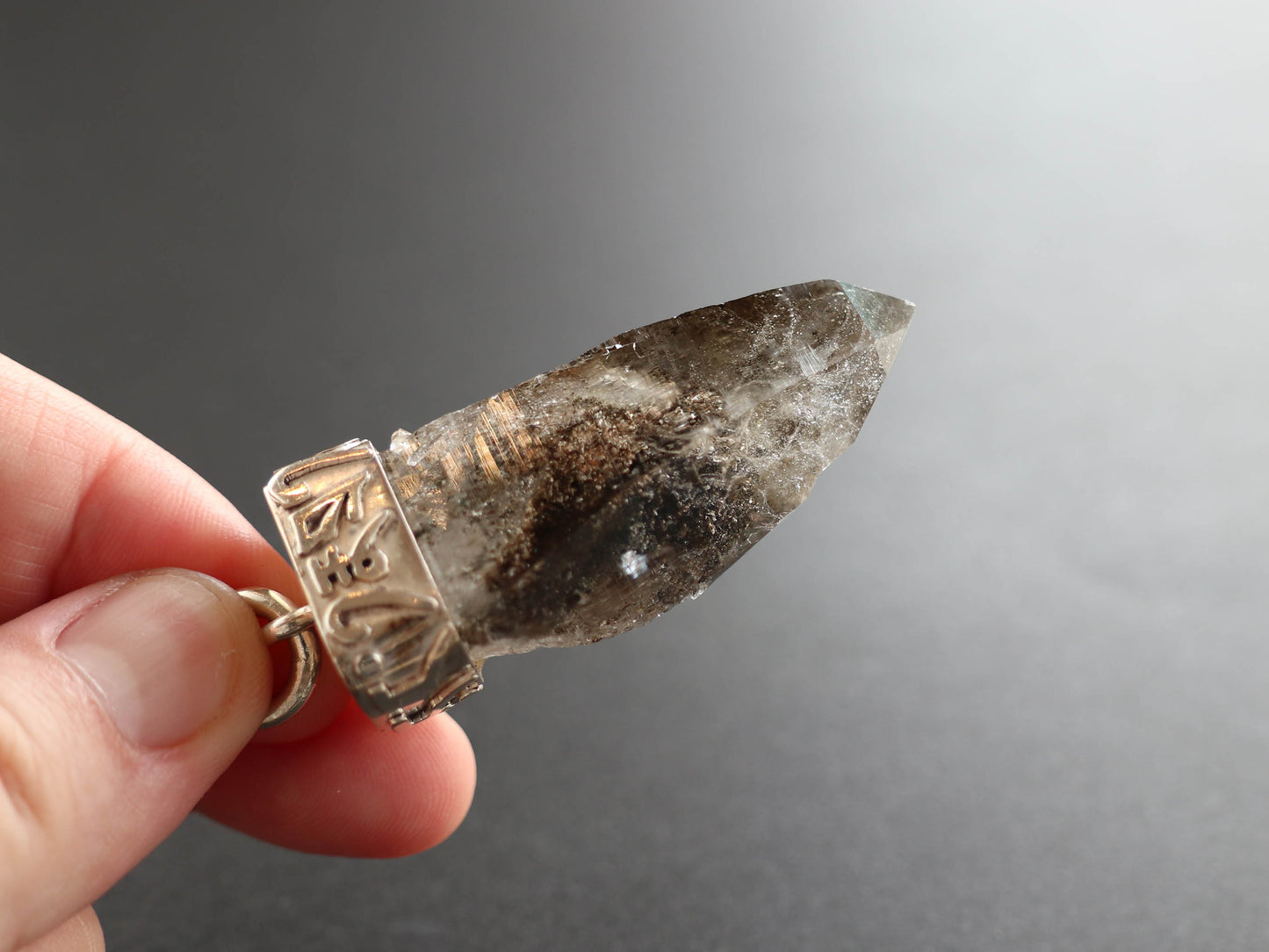 (梵字デザイン)【特大】(ガネーシュヒマール産水晶イン水晶、ヒマラヤ水晶ペンダントトップPN:HCS-B5