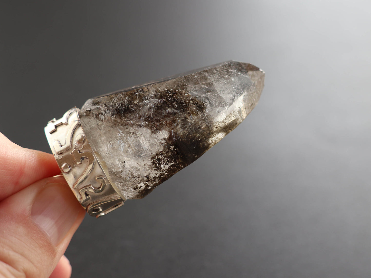 (梵字デザイン)【特大】(ガネーシュヒマール産水晶イン水晶、ヒマラヤ水晶ペンダントトップPN:HCS-B5