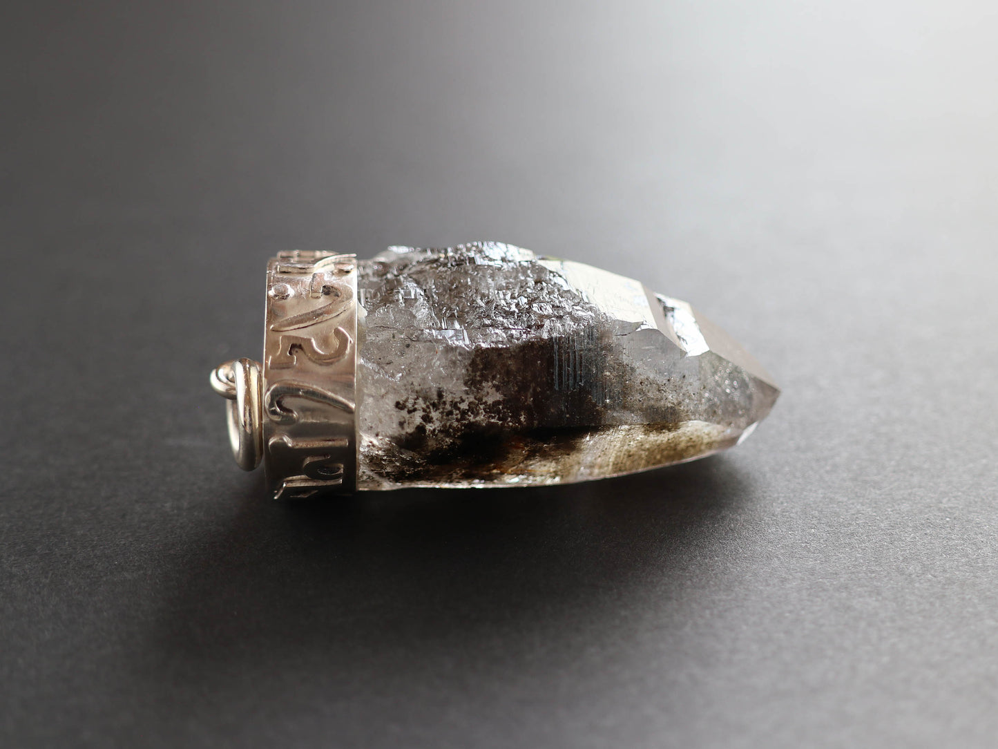 (梵字デザイン)【特大】(ガネーシュヒマール産水晶イン水晶、ヒマラヤ水晶ペンダントトップPN:HCS-B5
