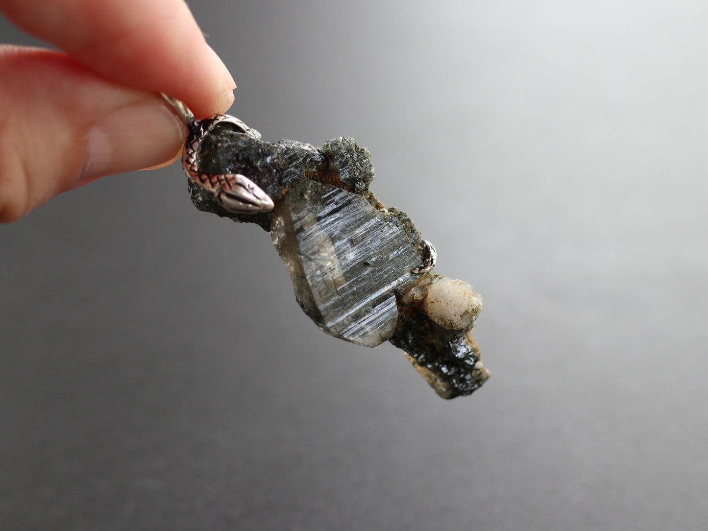 (ナーガデザイン)ガネーシュヒマール産 グリーンルチル ヒマラヤ水晶 ペンダントトップ PN:HCS-S21