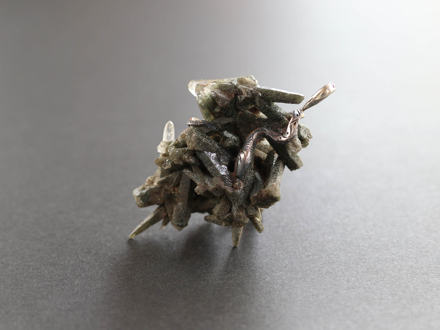 (ナーガデザイン)ガネーシュヒマール産 クラスター クロライト ヒマラヤ水晶 ペンダントトップ PN:HCS-S52