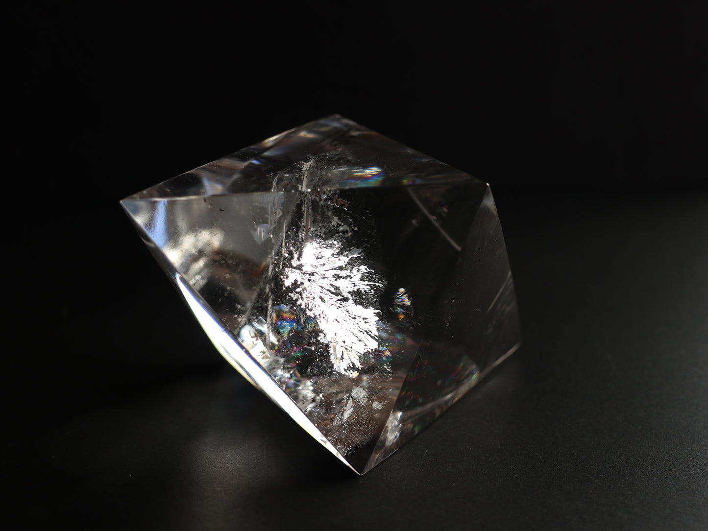 ガネーシュヒマール産 ヒマラヤ 水晶 ロゼンジカット ダイヤ型 正八面体 レインボークリスタル