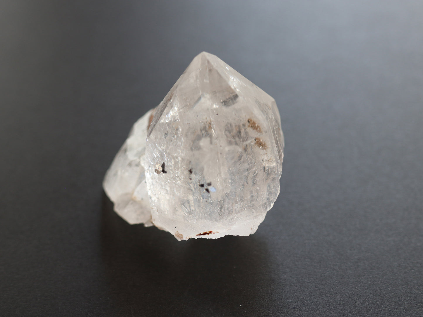 ヘマタイト入り、レインボー、ストゥーパクリスタル、ガネーシュヒマール産ヒマラヤ水晶原石PN:GG-344