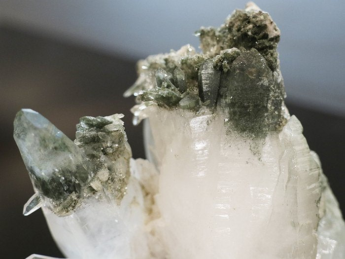 ガネーシュヒマール産バーナクルクロライト水晶原石