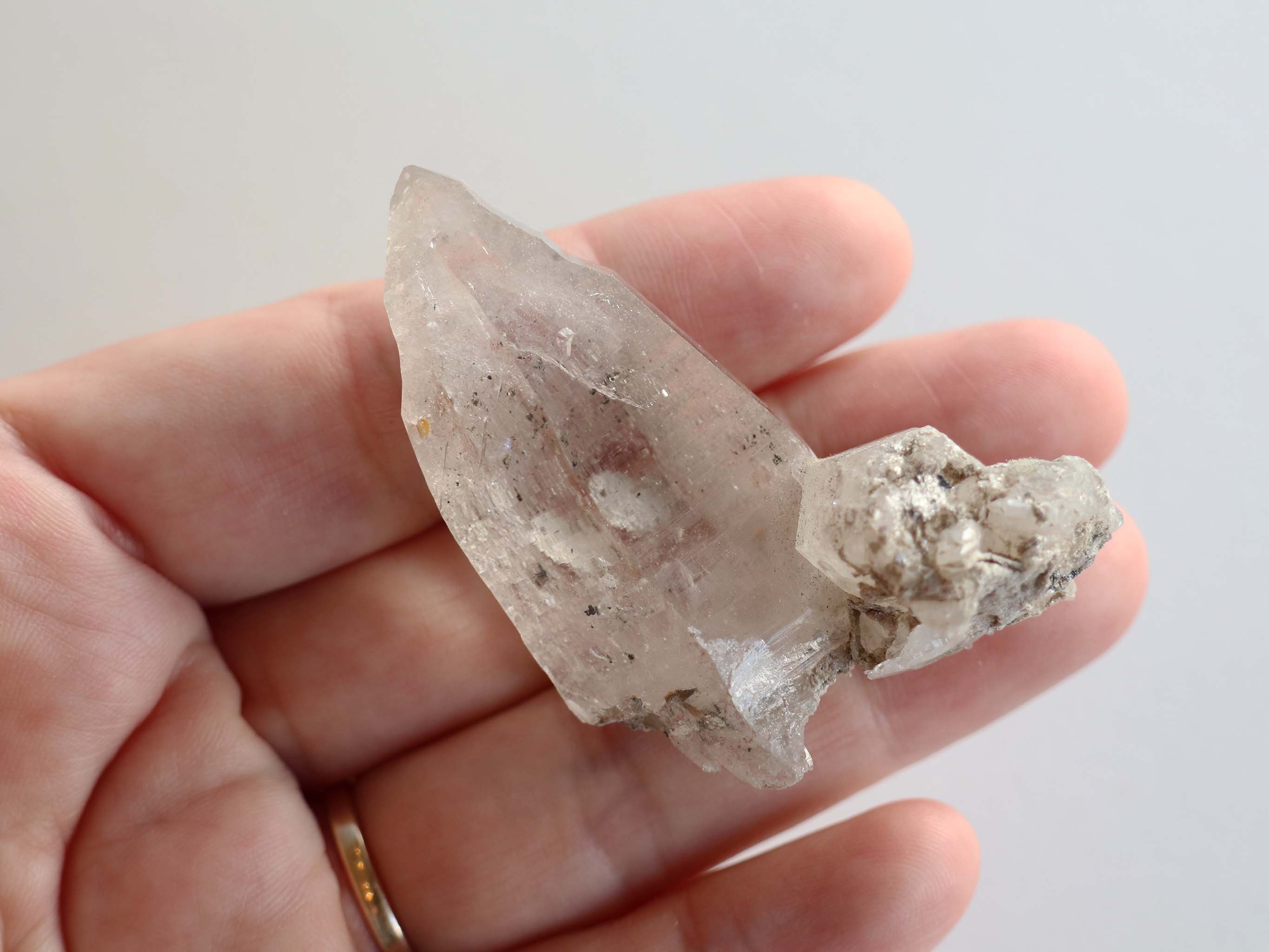 ガネーシュヒマール産ヒマラヤ水晶セルフフィールド 原石PN:GG-141 
