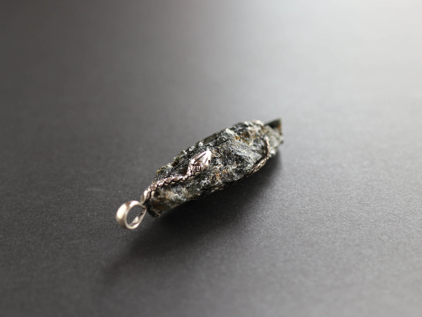 （ナーガデザイン）ヒマラヤガネーシュヒマール産原石グリーンルチル水晶ペンダントトップPN:HCS-S18