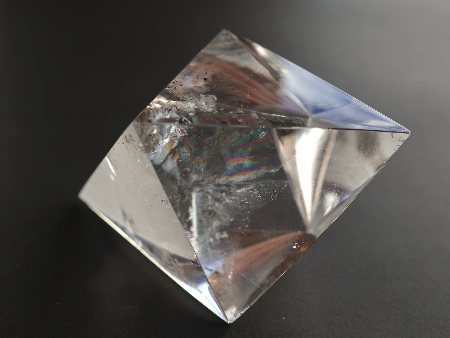 ガネーシュヒマール産 ヒマラヤ 水晶 ロゼンジカット ダイヤ型 正八面体 レインボークリスタル